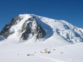 Mt Blanc du Taculle 3 juillet 2005 à 8h30. Vue prisedepuis le Col du Midi ( 3500m )